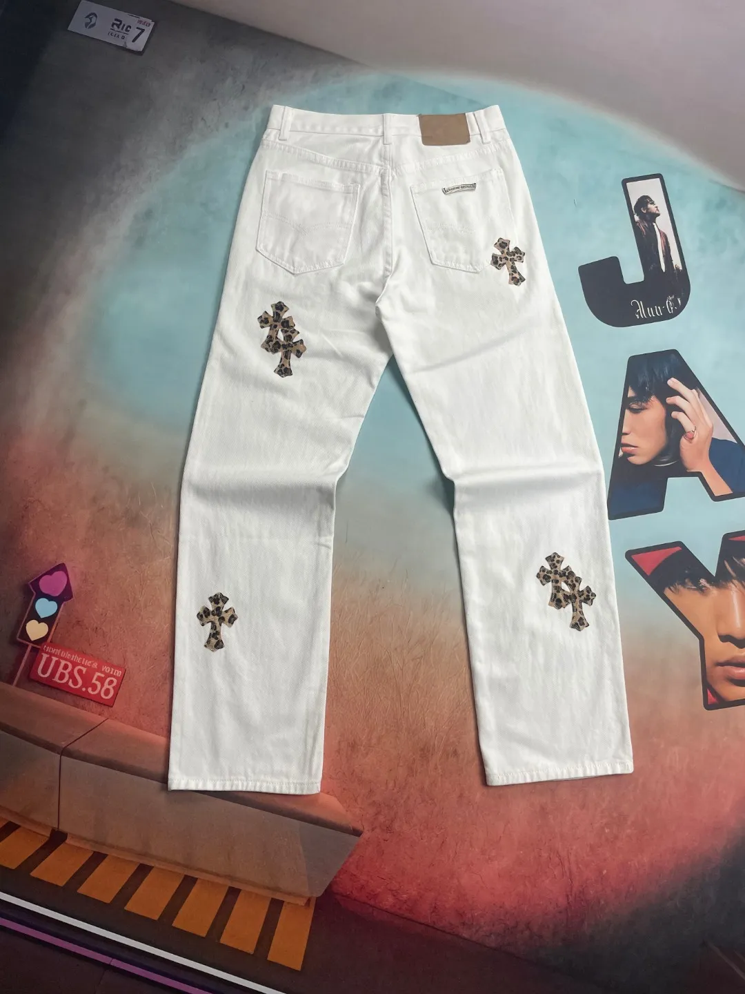 🅿️280 🔘Model No.-KL131 🔘Cro Xin𝐂𝐡𝐫𝐨𝐦𝐞 𝐇𝐞𝐚𝐫𝐭 24SS White Leopard Print Cross Patch Leather High Street Jeans* Cro Xin’s white pants, with leopard print patchwork design, are definitely an indispensable eye-catcher in your wardrobe. In terms of fabric, it uses high-quality materials, which are comfortable and skin-friendly on the upper body. The white base is pure and clean, like a canvas, bringing out the wild charm of leopard print and leather. The leopard print part is carefully made of high-quality leather, with clear texture, soft and tough touch, exquisite splicing technology, and natural and smooth transition without any abruptness. The shape is unique, and the overall cut is ergonomic. Whether standing or walking, it can perfectly outline the lines of the legs, modify the shape of the legs, and have a remarkable effect of making the legs slimmer and taller. The waist is designed to fit the body shape, providing a stable fit and freedom of movement. Every detail reflects luxury and sophistication. The iconic elements of Kroxin are cleverly integrated, and the metal accessories have high quality, excellent gloss, wear resistance and corrosion resistance. Exquisite stitching technology, each stitch is even and fine, highlighting high-end quality. These pants are suitable for a variety of styles. Paired with a simple white T-shirt and white shoes, they are casual and casual, exuding a fresh literary atmosphere. Paired with a personalized short top and Martin boots, you can instantly transform into a cool and fashionable person, and you can easily master street fashion. Whether it's daily outings, music festivals, or fashion parties, it can make you the center of attention and easily manage various occasions.  Size: S M L XL (28.30.32.34) Color: White